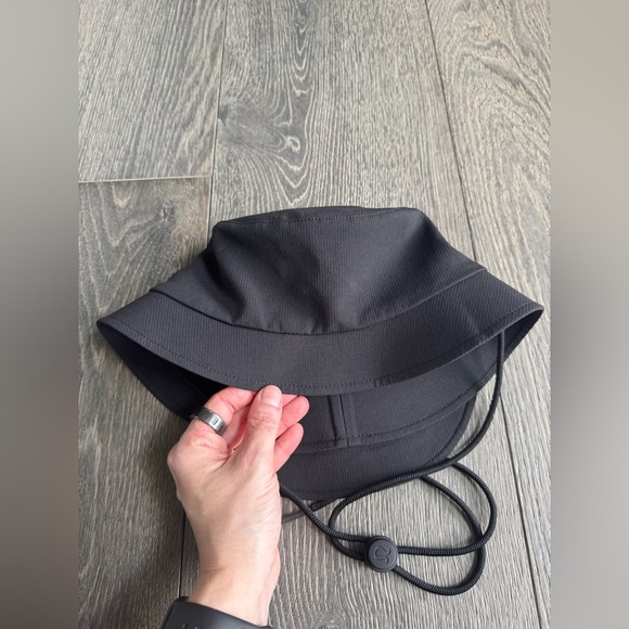 Lululemon Wide-Brim Bucket Hat with Strap in Black Size XS/S - Picture 3 of 5